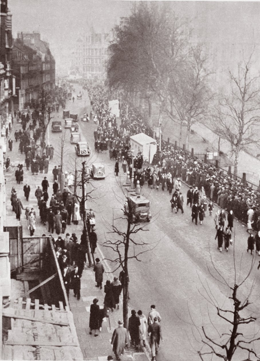 Folkemengder som venter på tilgang til Westminster Hall, under liggende i delstaten George V, 1936 av English Photographer
