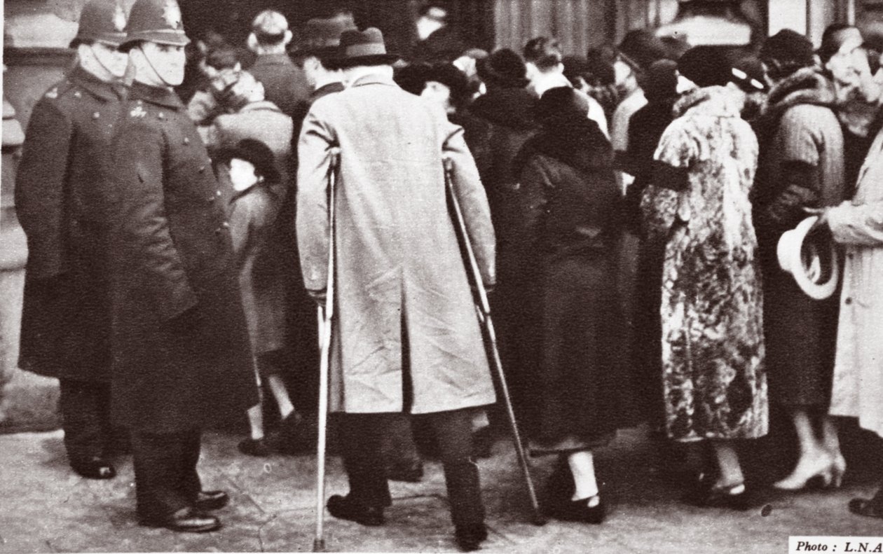 Folkemengder som venter på tilgang til Westminster Hall, under liggende i delstaten George V, 1936 av English Photographer