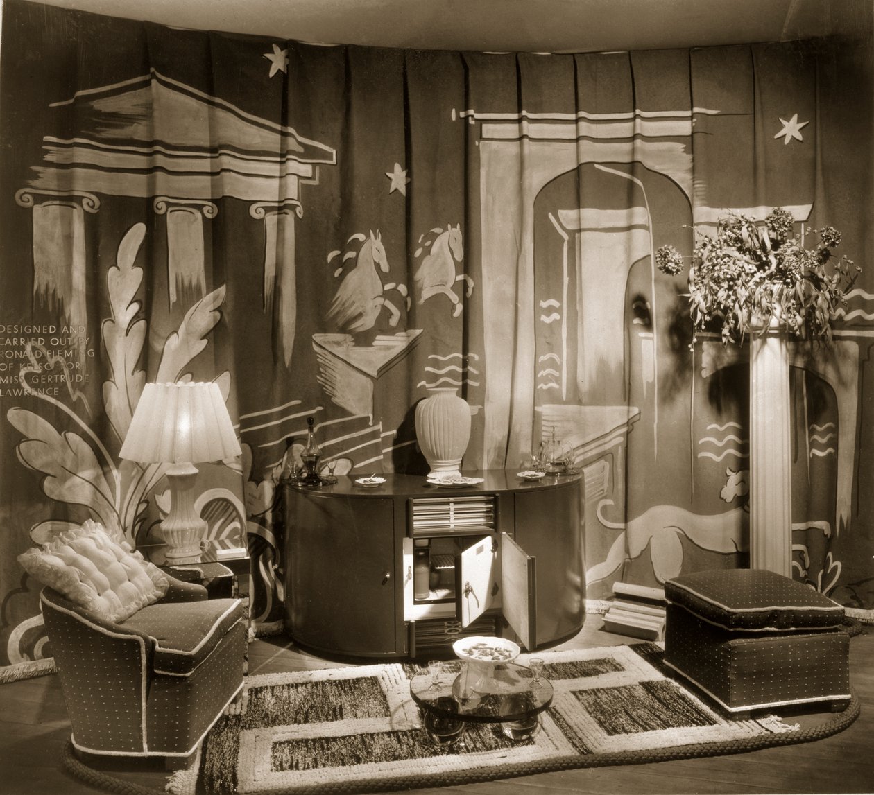 Dekorativ handelsstand ved Dorland Hall med hengende tekstil, 1940-tallet av English Photographer