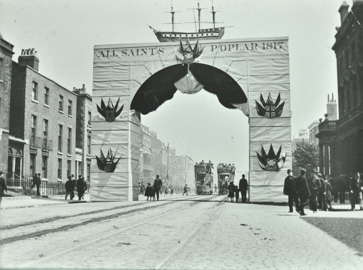 East India Dock Road: midlertidig buegang, Victoria Diamond Jubilee, 1897 av English Photographer