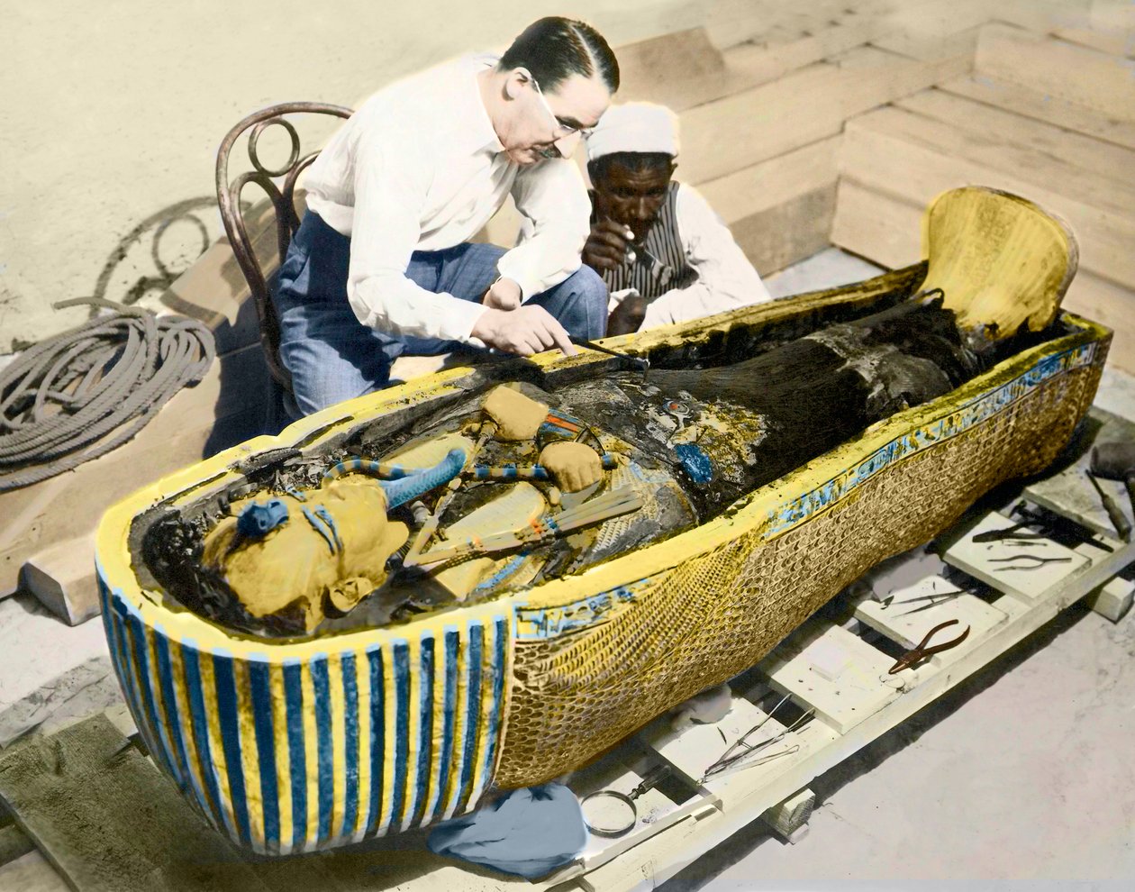 Egypt-1922: Den engelske arkeologen Howard Carter (1873-1939) og en egyptisk assistent som undersøkte sarkofagen til kong Tutankhamen. av English Photographer