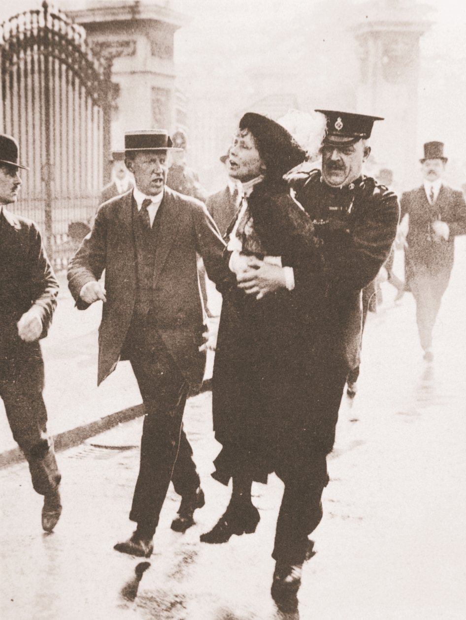 Emmeline Pankhursts arrestasjon utenfor Buckingham Palace, mens hun prøvde å begjære kongen, 21. mai 1914 (sepia-bilde) av English Photographer