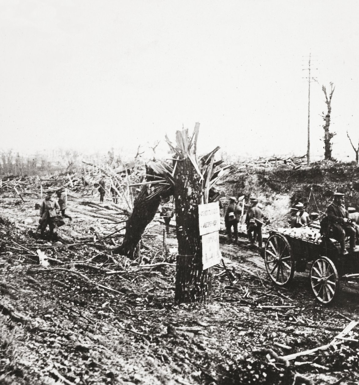 Ingeniører reparerer lette jernbaner nær Hangard, skadet av granatbrann under kampen for Amiens, 1918 av English Photographer