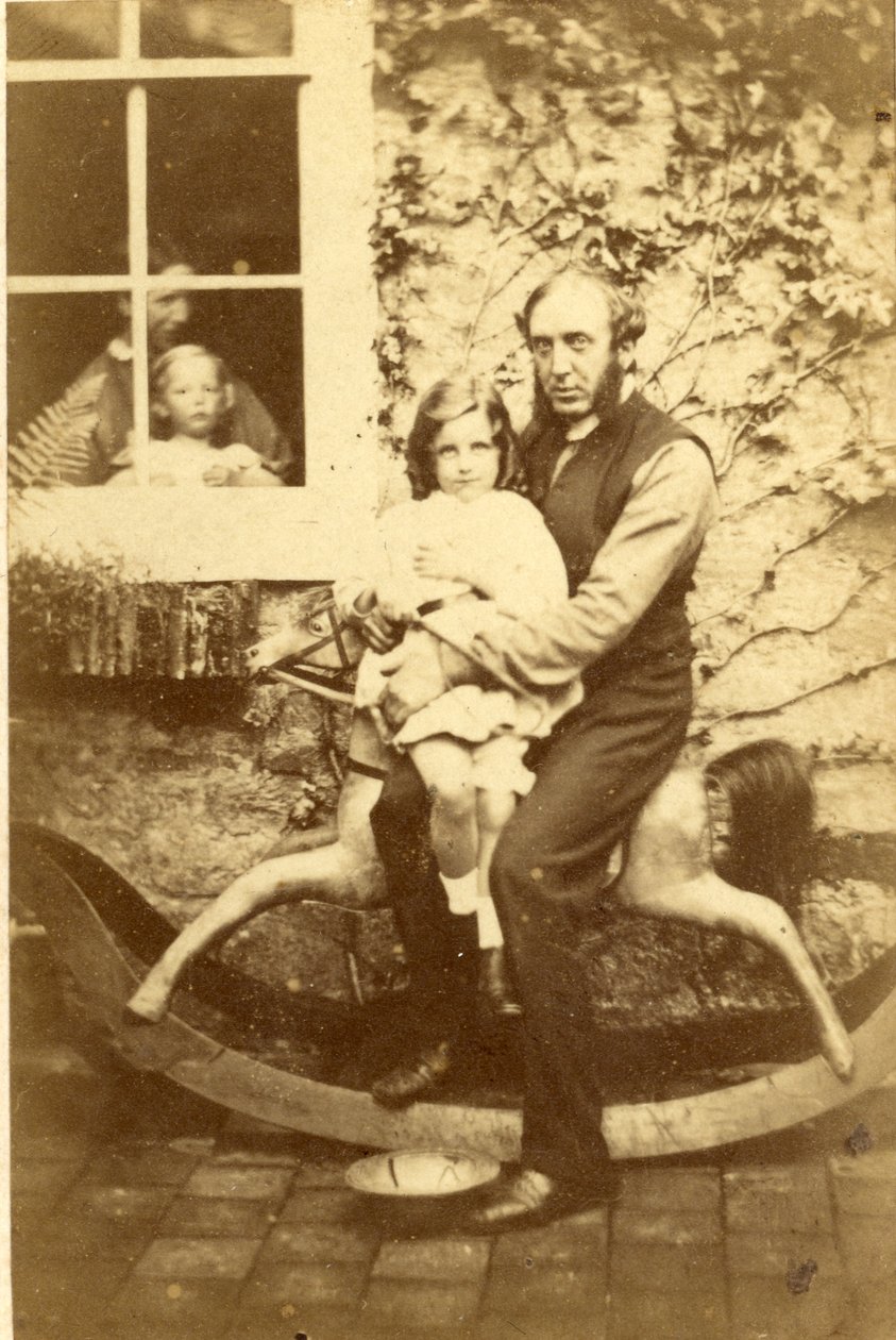 Far og datter sitter på en gyngehest med bror og mor som ser gjennom vinduet, 1860-tallet (albumintrykk) av English Photographer