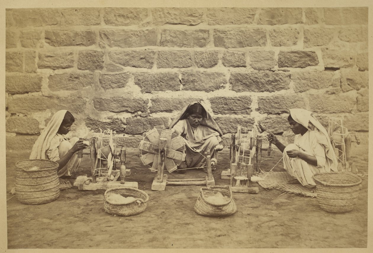 Kvinnelige fanger svinger bomull på spinnende hjul i Karachi fengsel. Fotograf: Michie and Company c. 1873173 mm x 260 mm Archaeological Survey of India Collections: India Office Series (Bind 52). av English Photographer