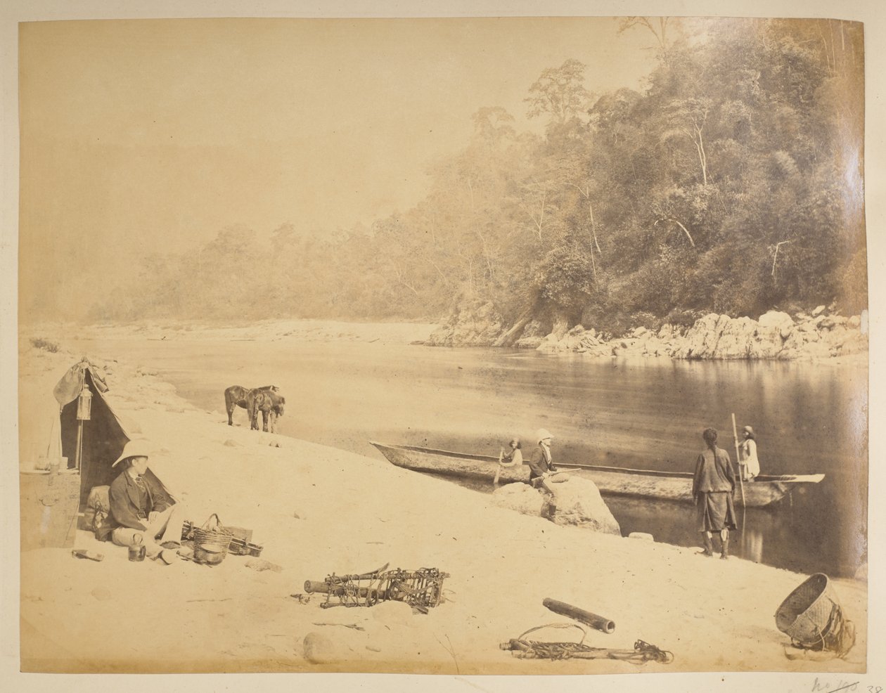 Ferge på Teesta, nær Bheerkotee.  Utsikt over Darjeeling. 1870-tallet av English Photographer