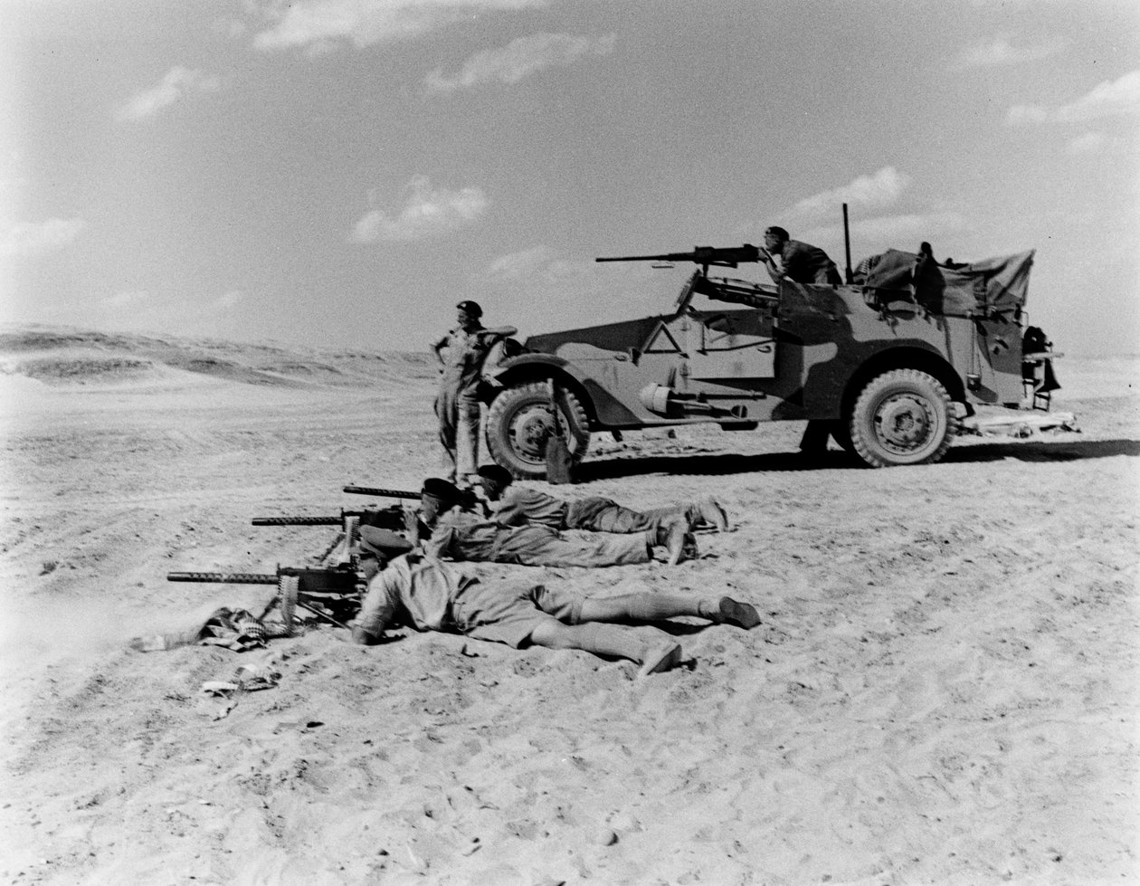 Monterer lokal beskyttelse, fra et album satt sammen av Major W H J Sale, 1943 av English Photographer