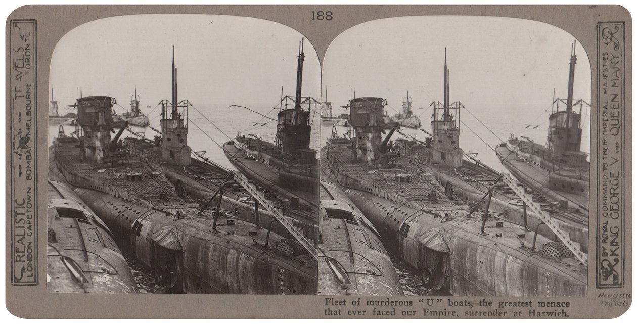 Flåte av morderiske ?U? båter, den største trusselen som noen gang har møtt vårt imperium, overgir seg ved Harwich, november 1918 (stereoskopisk trykk) av English Photographer