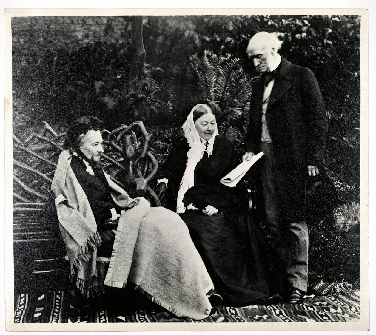 Florence Nightingale, Parthenope, Lady Verney og Sir Harry Verney på Claydon House av English Photographer