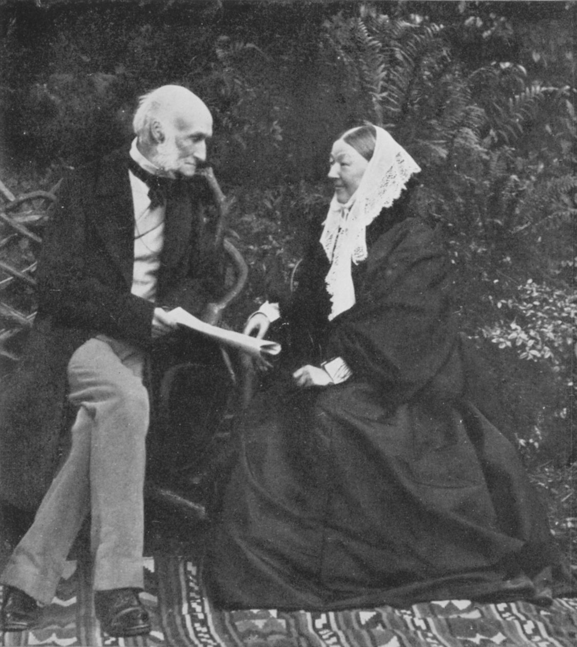 Florence Nightingale og Sir Harry Verney på plenen ved Claydon House, 1889 av English Photographer