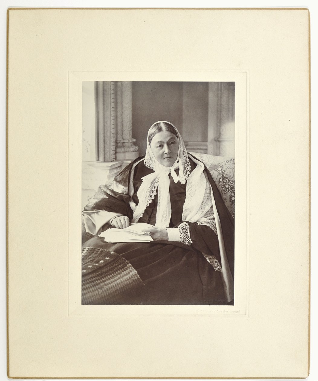 Florence Nightingale, sittende på en sofa i det blå rommet på Claydon House, 1891 av English Photographer