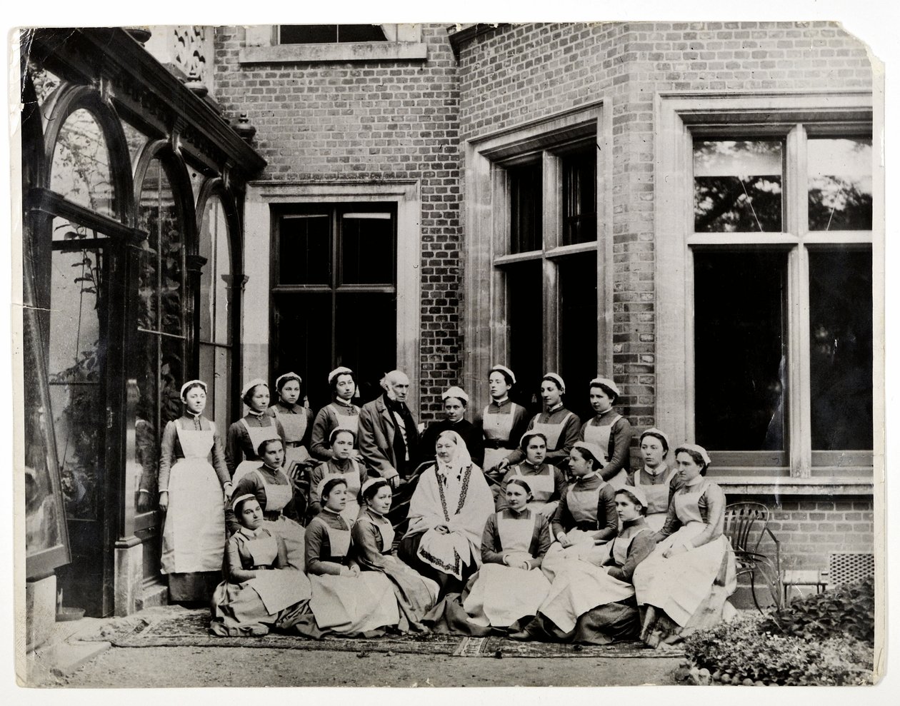 Florence Nightingale med Sir Harry Verney og Miss Crossland, i sentrum av en gruppe sykepleiere ved Claydon House, 1886 av English Photographer