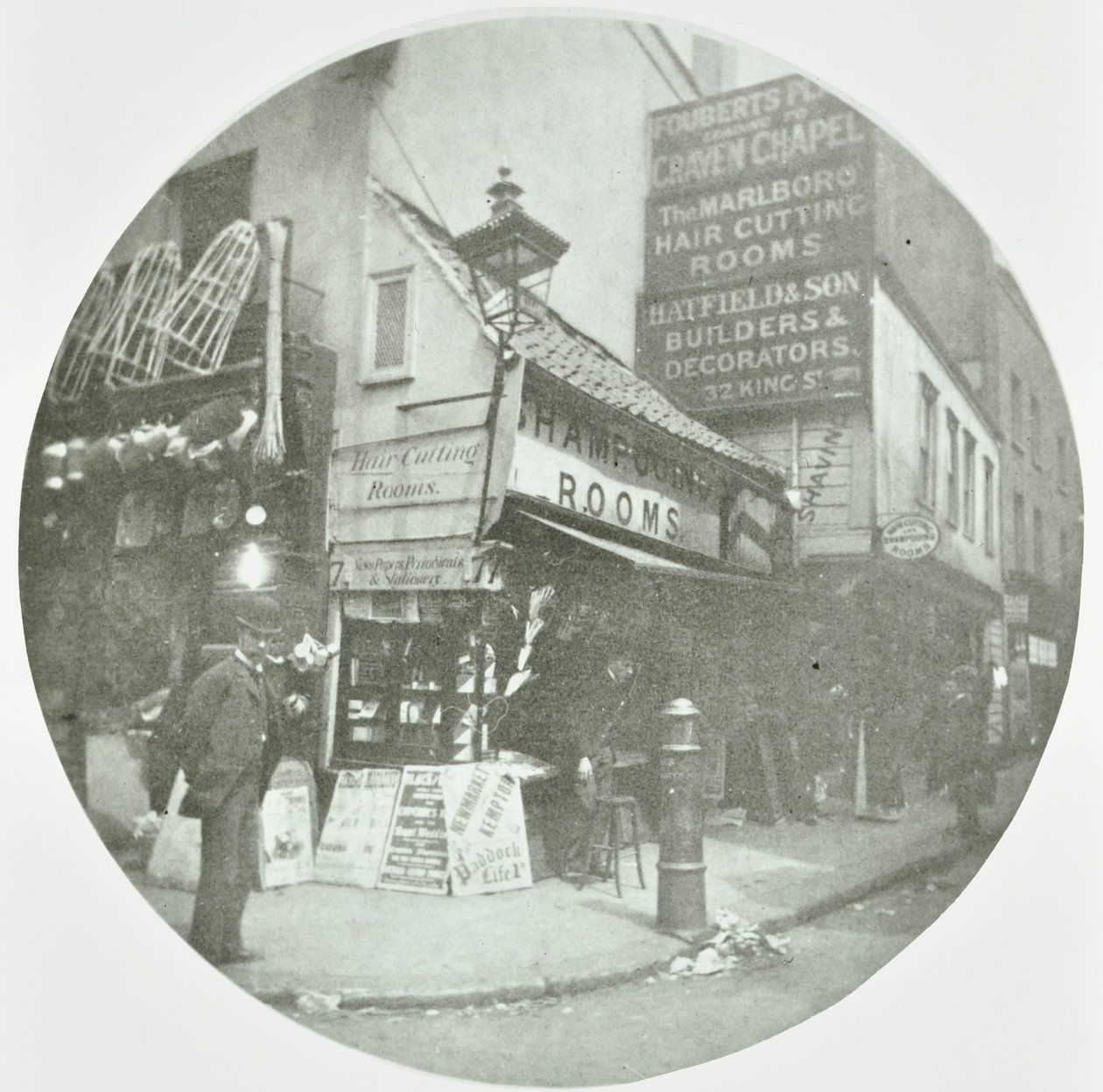 Fouberts Place, Westminster LB: ved Kingly Street, 1890 av English Photographer