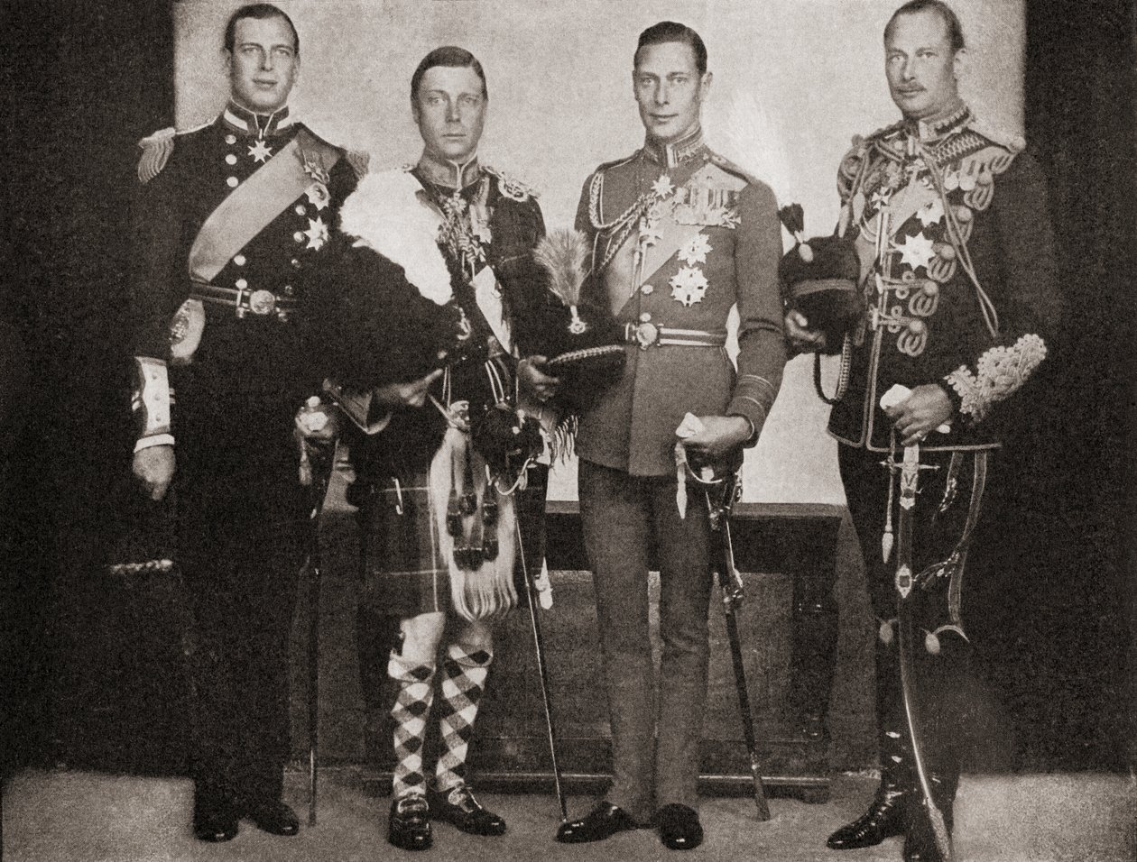 Fire av de fem sønnene til kong George V, fra venstre til høyre, prins George, hertug av Kent, kong Edward VIII, senere hertug av Windsor, prins Albert, hertug av York, senere kong George VI, prins Henry, hertug av English Photographer