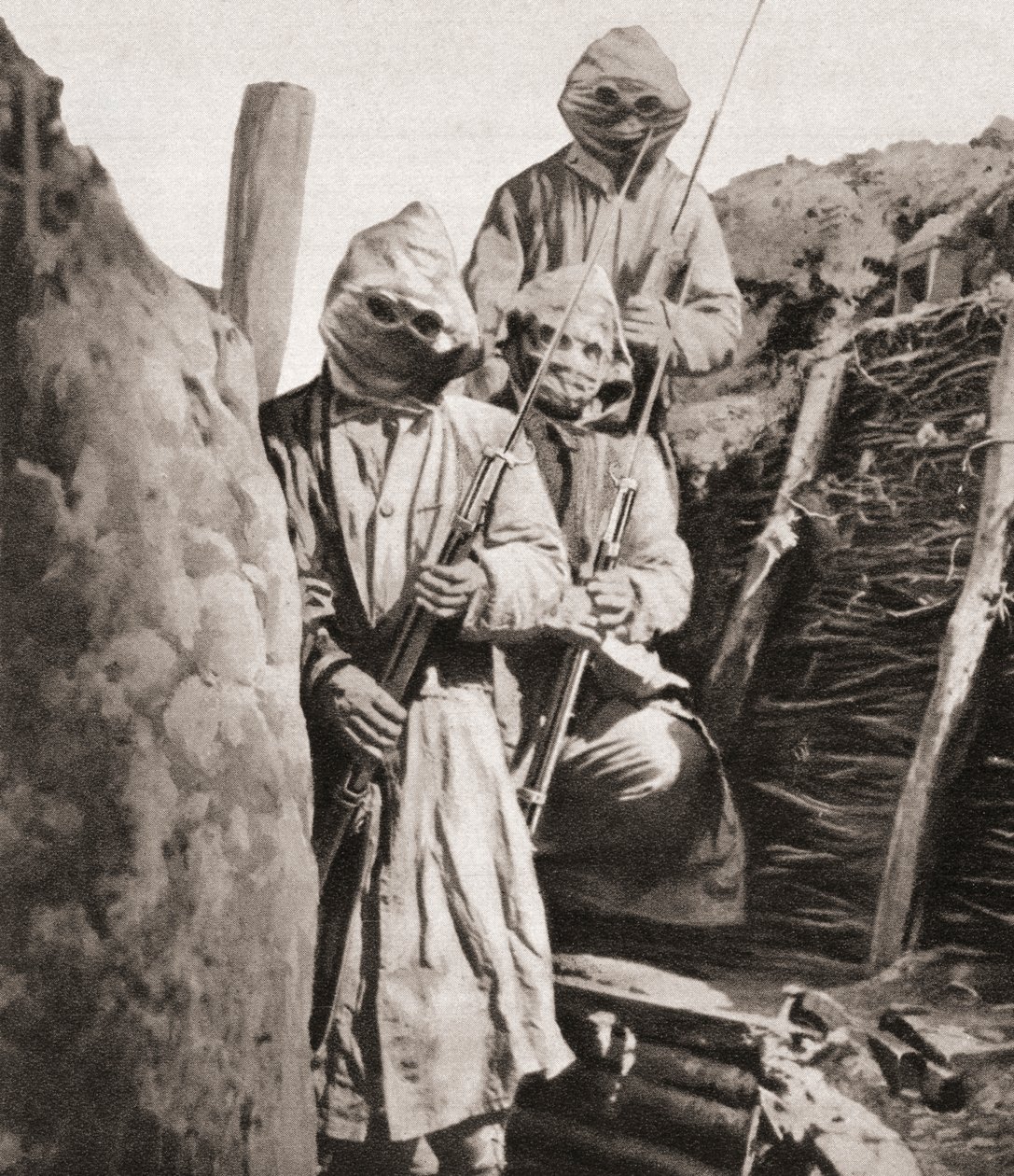 Franske infanterister under første verdenskrig brukte åndedrettsvern for å beskytte dem mot tysk giftgass, fra The Illustrated War News, 1915 av English Photographer