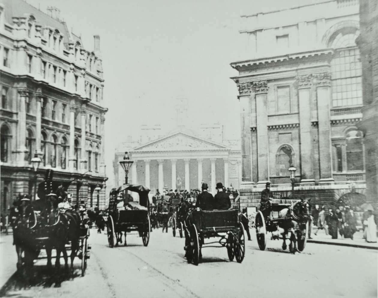 Fra Queen Victoria Street til Mansion House Street med Royal Exchange, City of London, 1895 av English Photographer