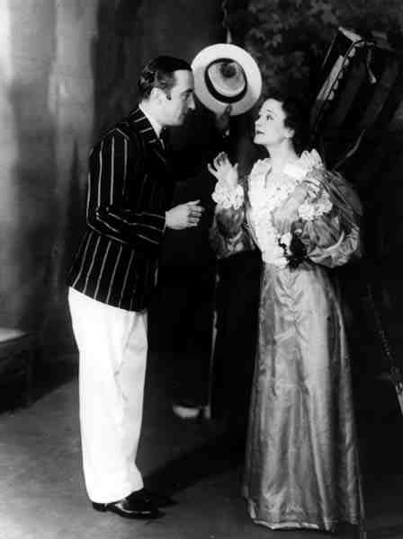 George Curzon som Algernon Moncrieffe (Algy) og Ursula Jeans som Cecily Cardew, i The Importance of Being Earnest, av Oscar Wilde (1854-1900) ved Old Vic Theatre, 5. februar 1934 (s/hv-foto) av English Photographer