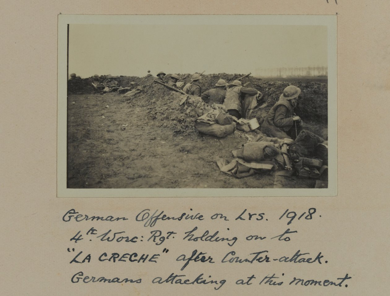 Tysk offensiv på Lys. 1918: 4., Worc: Rgt. holder på "La Creche" etter motangrep, tyskere angriper i dette øyeblikk av English Photographer