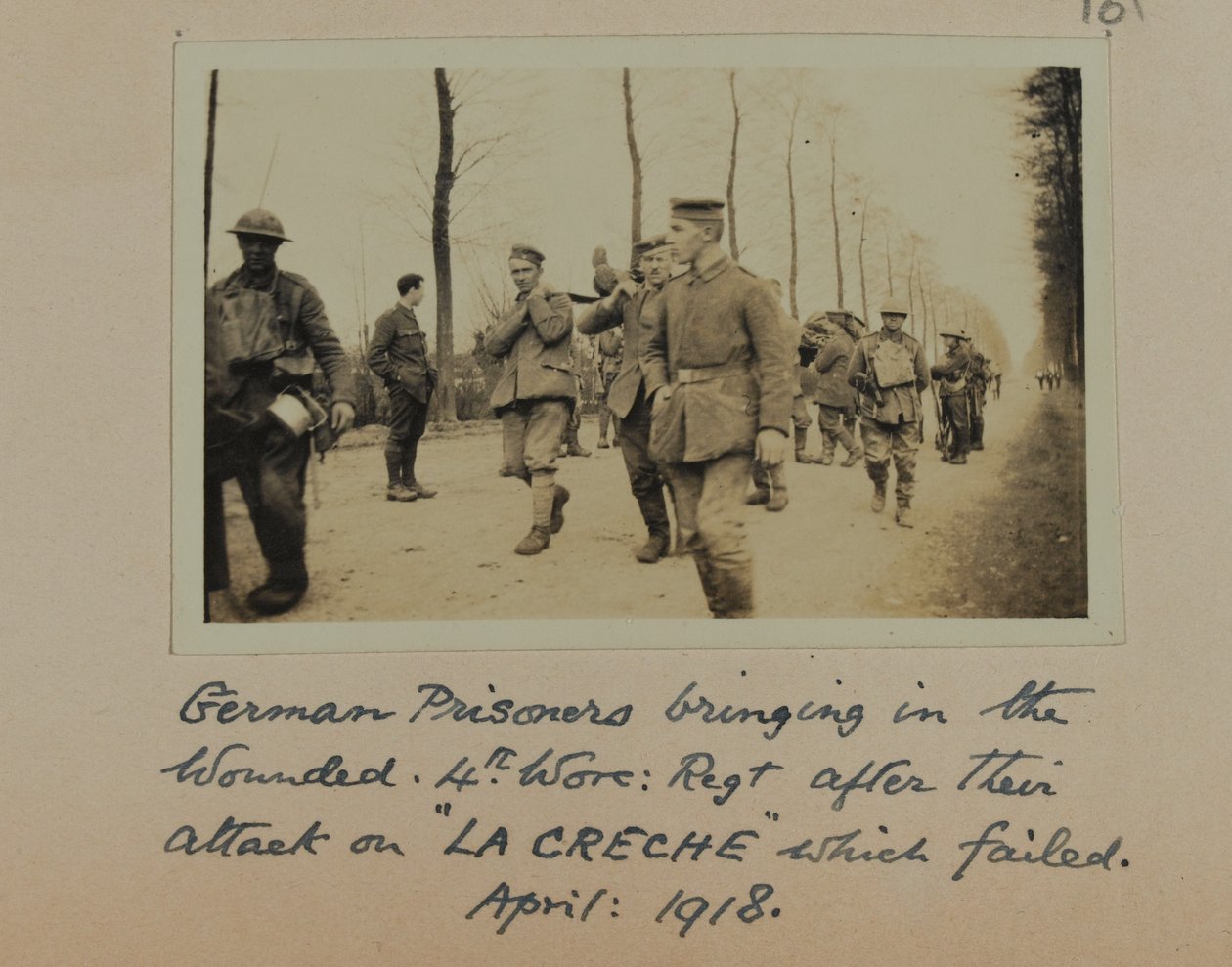 Tyske fanger som bringer inn de sårede, 4., Worc: Rgt. etter deres angrep på "La Creche" som mislyktes, april 1918 av English Photographer
