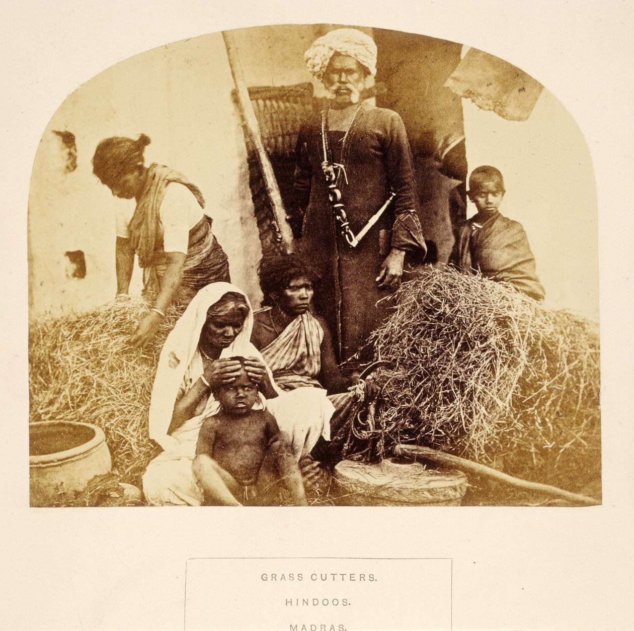 Grass Cutters, Hindoos, Madras, fra The People of India, av J. Forbes Watson, utgitt 1868 (albumtrykk) av English Photographer