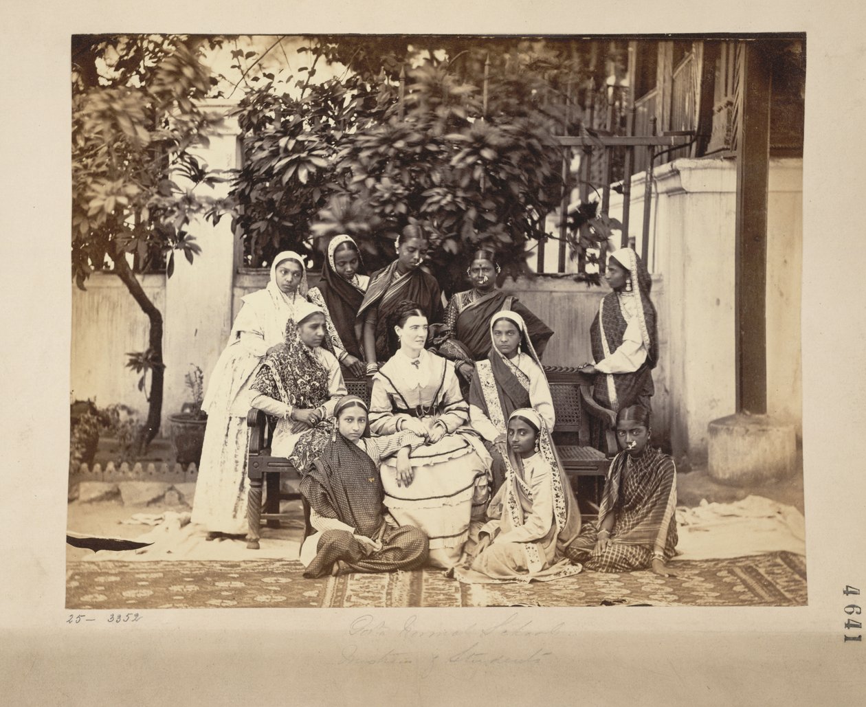 Gruppe av elskerinne og elever ved Government Normal School, Bombay av English Photographer