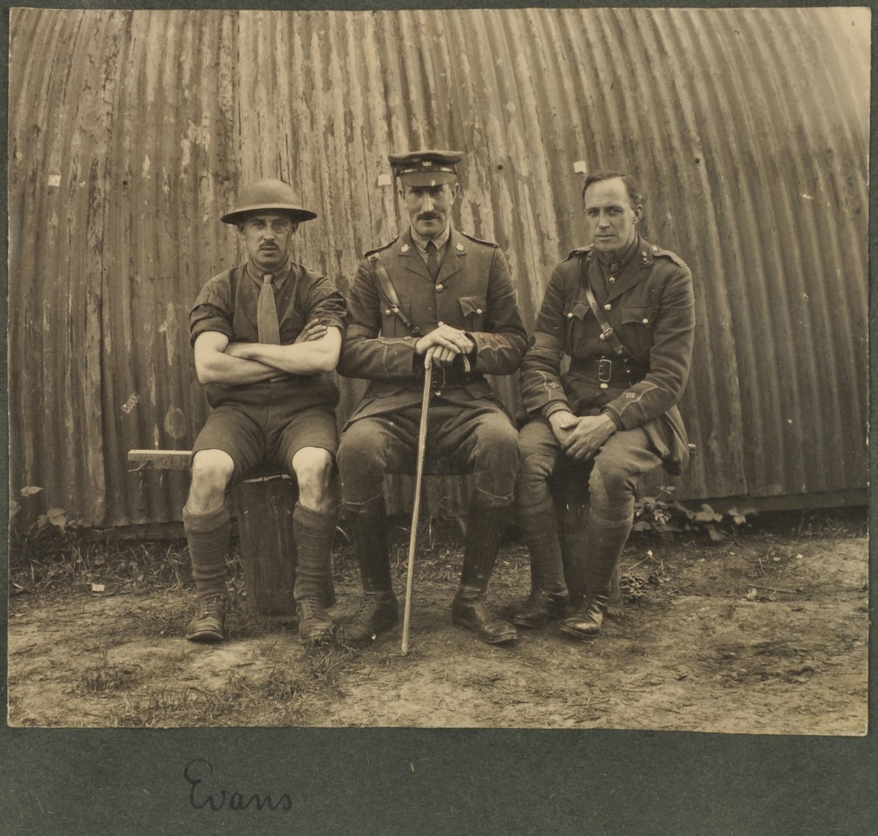 Gruppe på tre soldater utenfor en Nissan-hytte, ca. 1914-18 av English Photographer