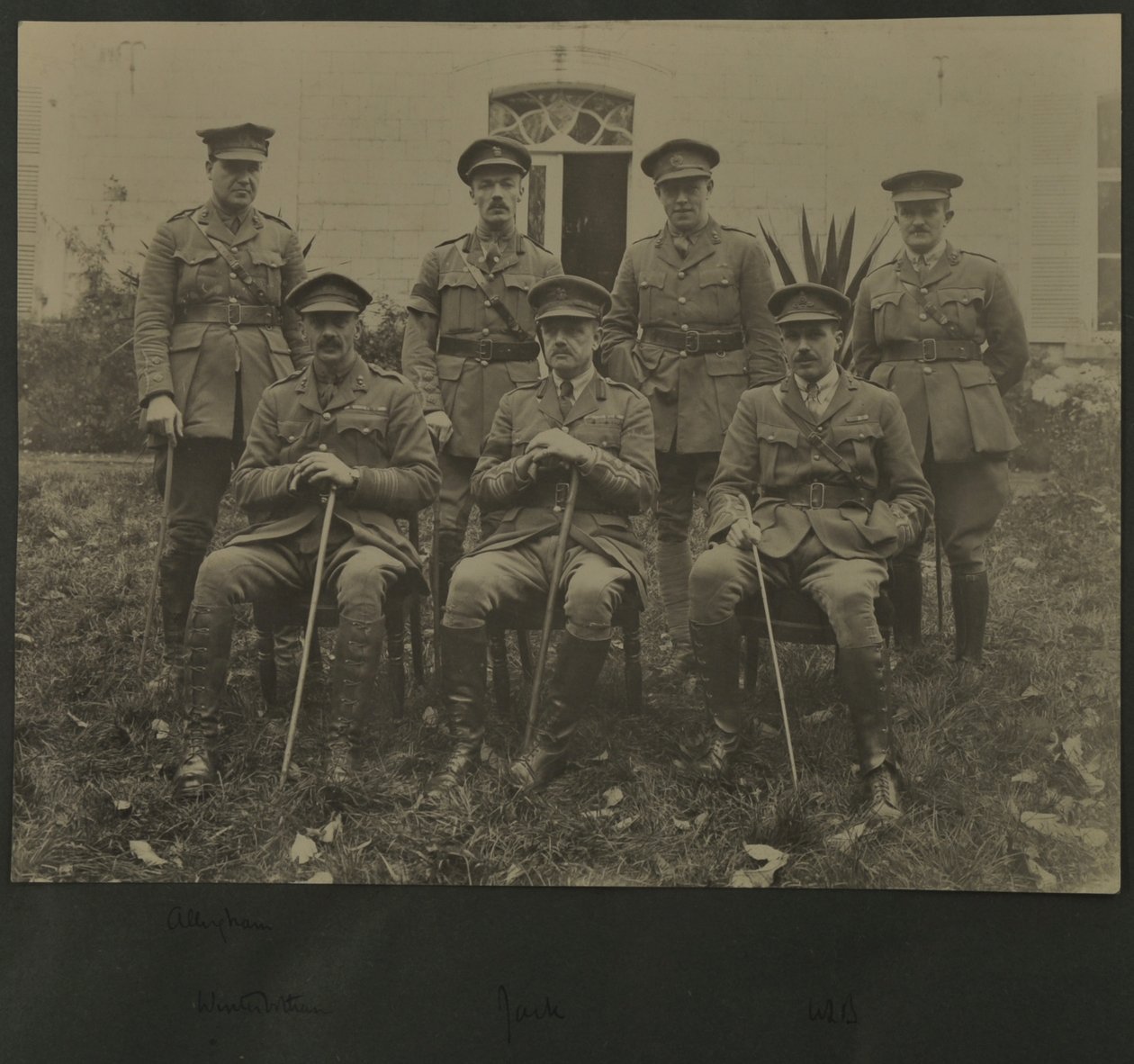 Gruppeportrett av syv menn i militæruniform, 1914-18 av English Photographer