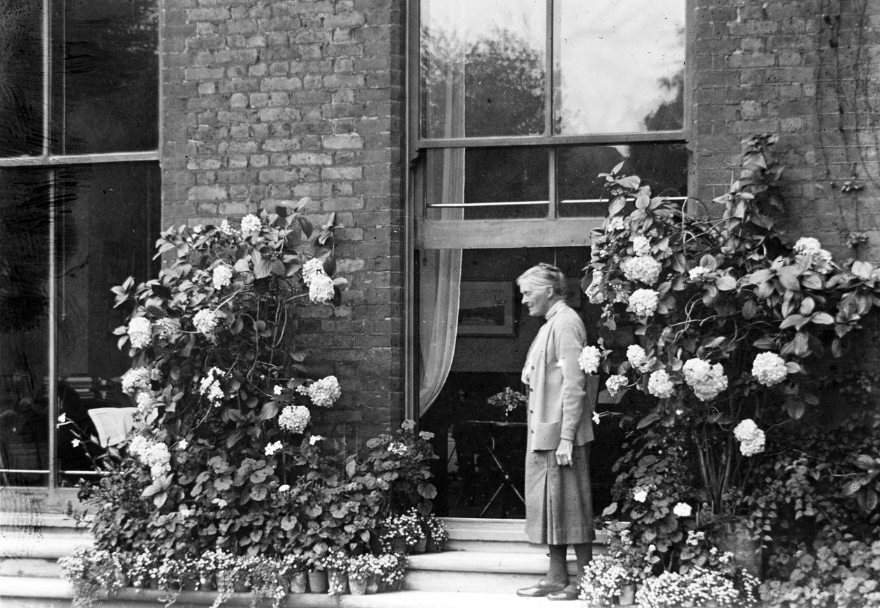 Gulielma Lister hjemme hos henne, Sycamore House, Leytonstone, ca. 1930 av English Photographer