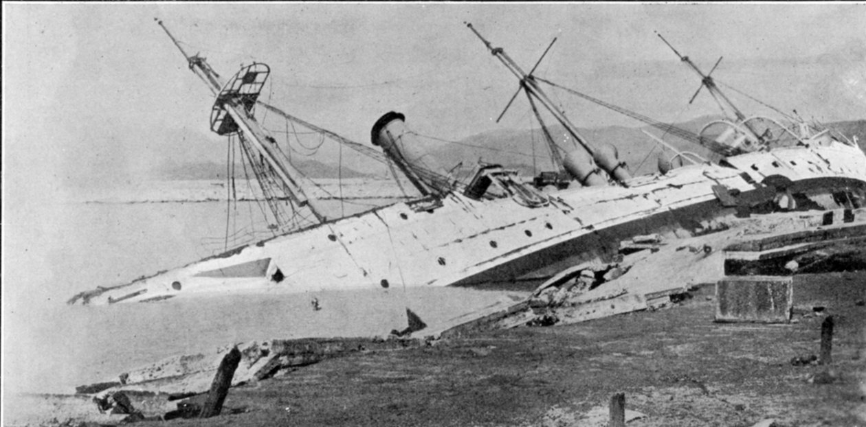 H.M Sloop Phoenix drevet i land av Hong Kong Typhoon, illustrasjon fra The Graphic, 27. oktober 1906 av English Photographer