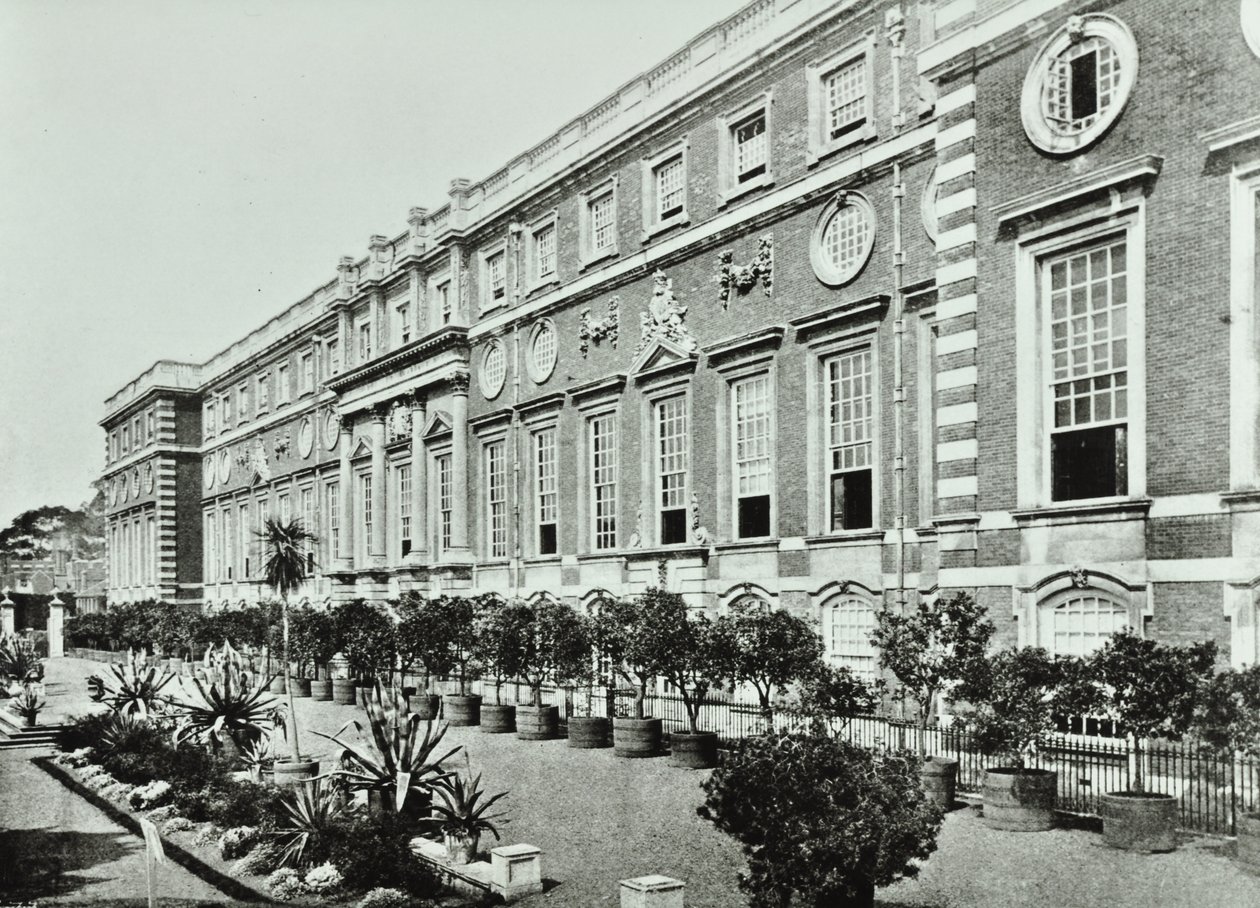 Hampton Court Palace, Hampton Court Road, Richmond: The Terrace, Wrens Court, 1896 av English Photographer