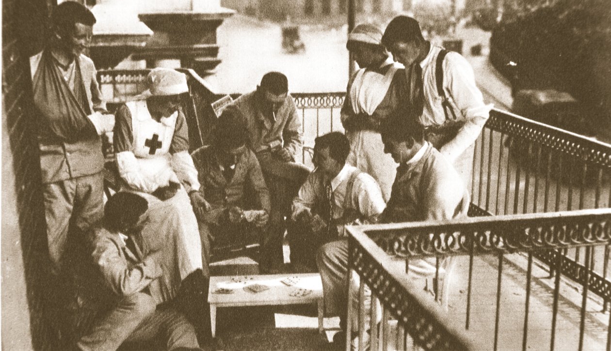 Glad, lykkelig såret mann! Menn som har gjort sitt for å nyte heltetilbedelse, fra The Illustrated War News, 21. juni 1916 (sepia-bilde) av English Photographer