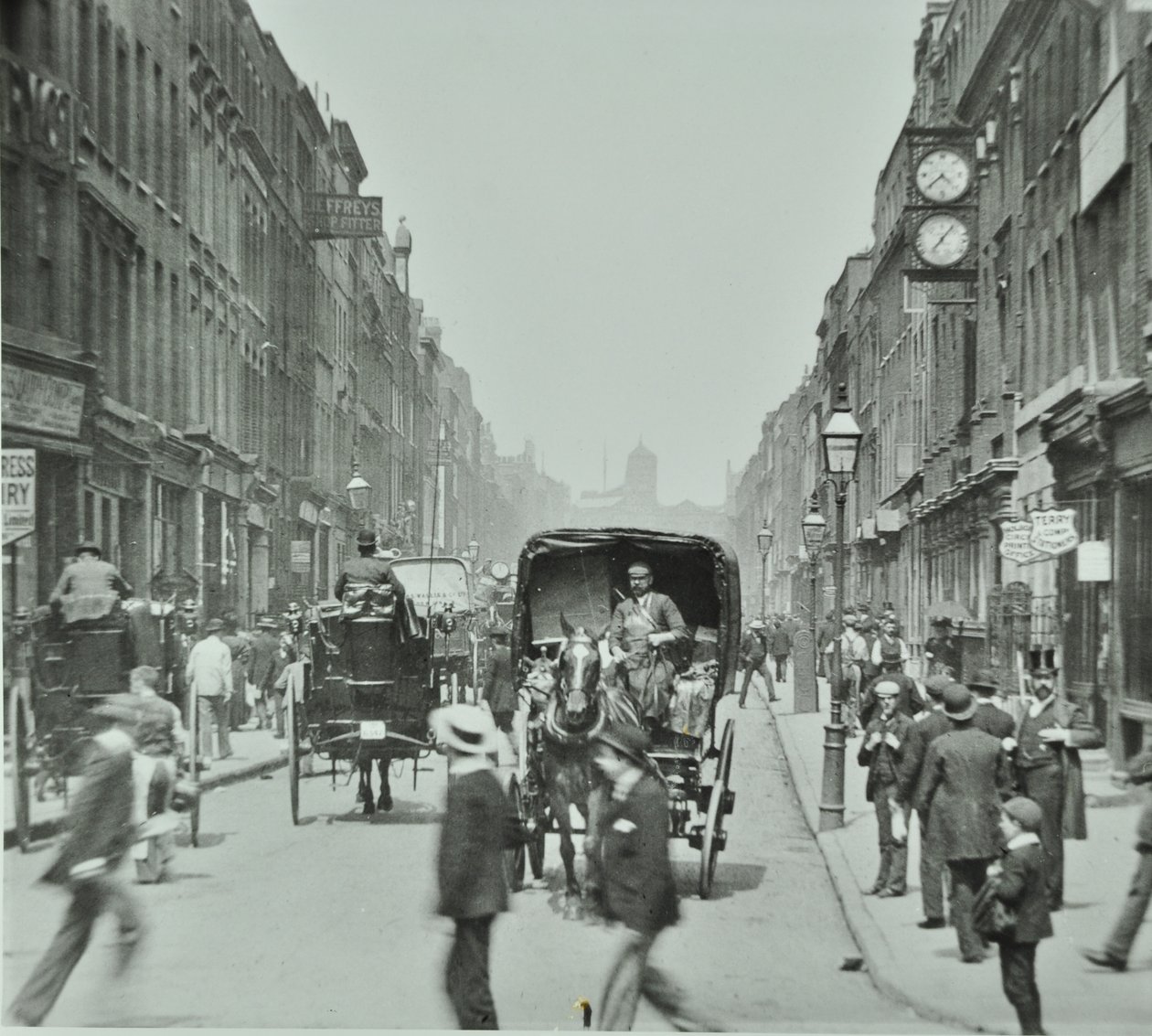 Hatton Garden: ser nordover fra Holborn Circus, London, 1895 av English Photographer