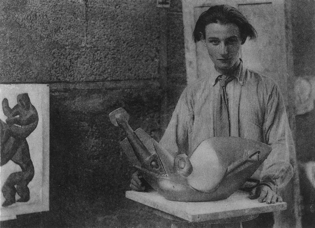 Henri Gaudier-Brzeska med sin skulptur 