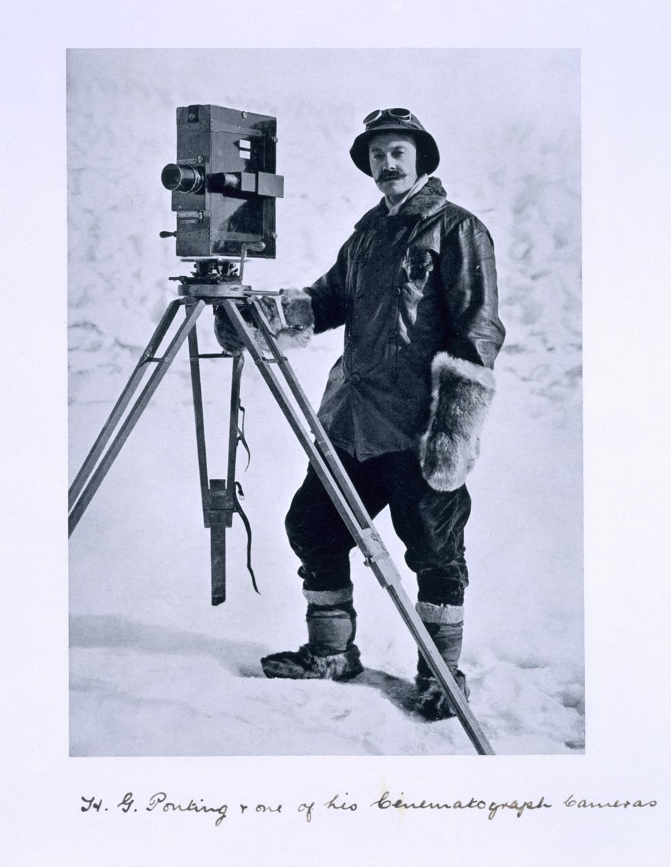 Herbert Ponting (1870-1935) med et kinematografisk kamera på Terra Nova-ekspedisjonen (1910-13) til Sydpolen ledet av kaptein Scott, 1910-12 av English Photographer