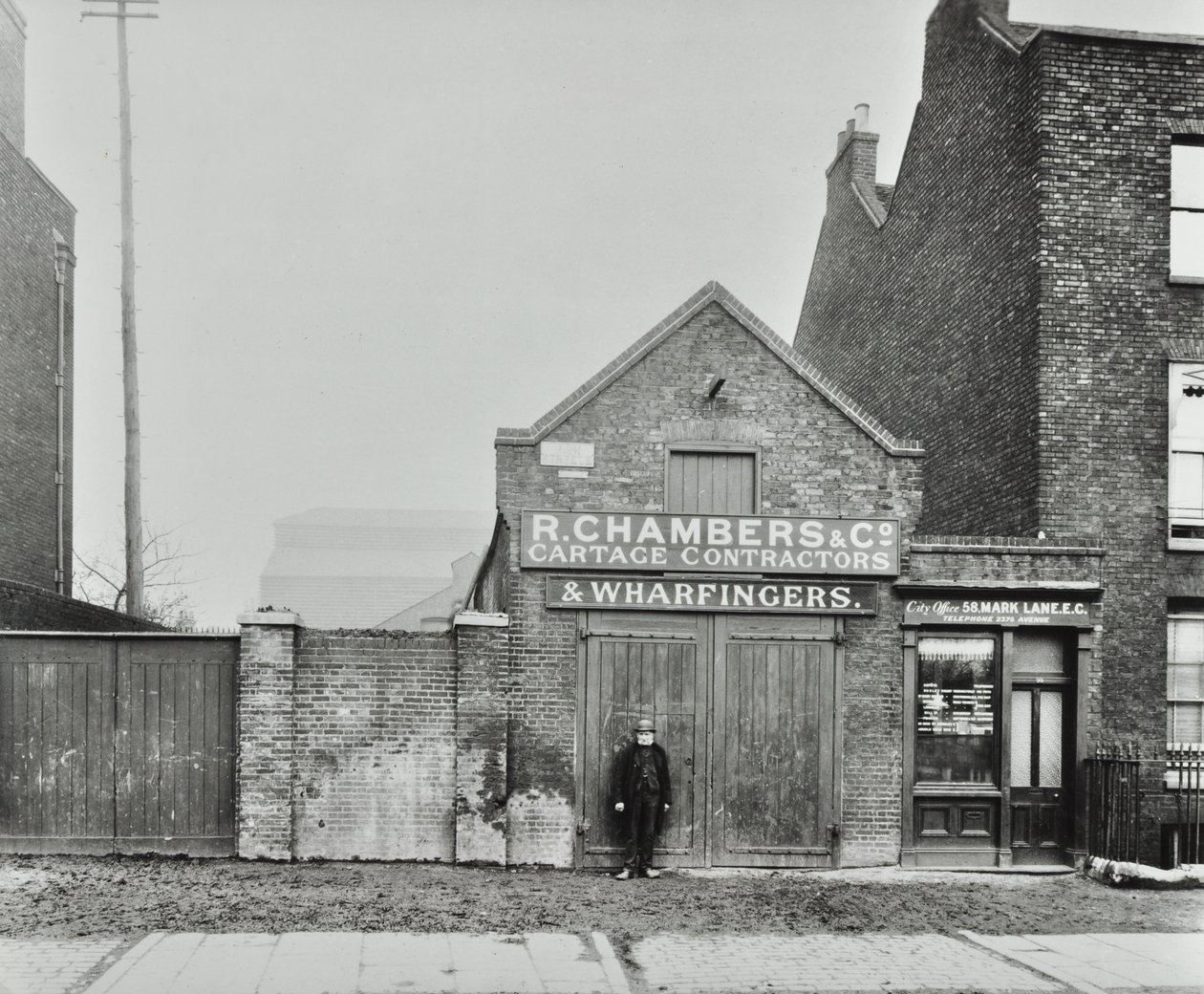 High Street, North Woolwich; senere Pier Road, 1899 av English Photographer