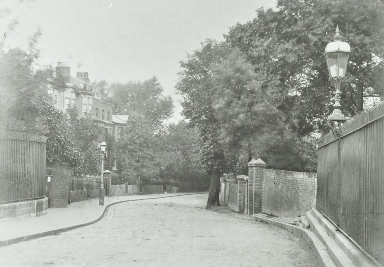 Highgate Archway: østlig tilnærming med gammel lampe festet til rekkverk, 1896 av English Photographer