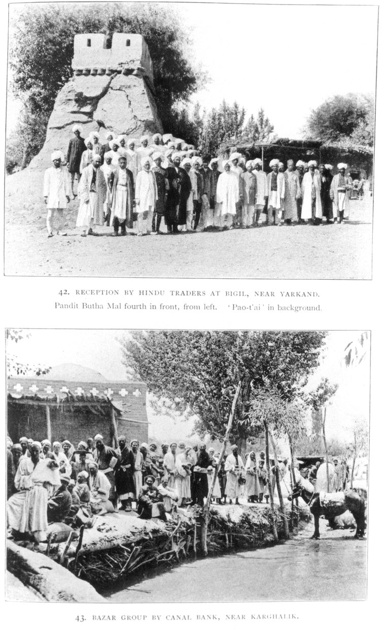 Hinduhandlere ved Bigil, nær Yarkand og en gruppe ved en basar nær Kharghalik, fra Ruins of Desert Cathay av Sir Aurel Stein, utgitt 1912 av English Photographer