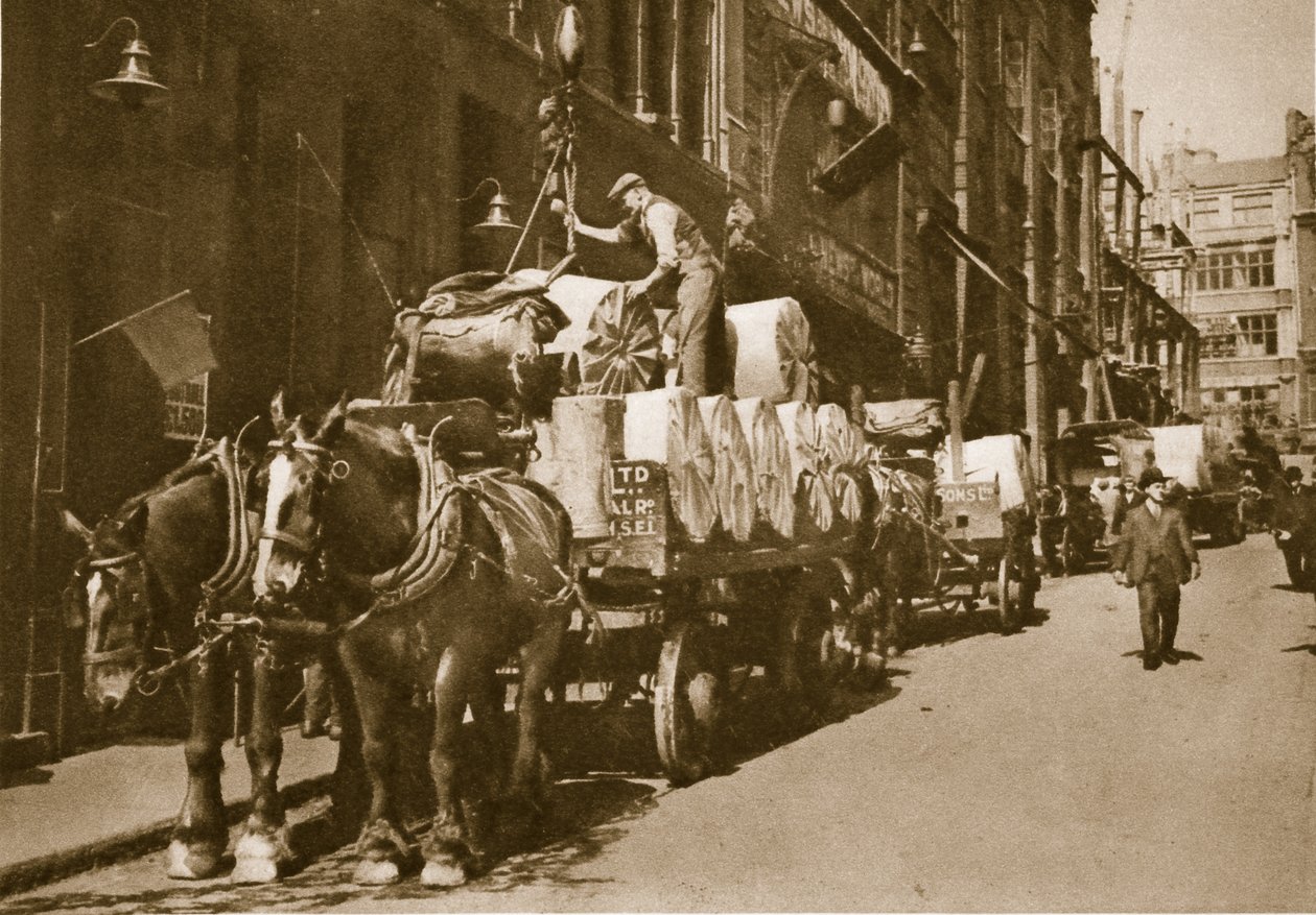 Heising av avisen inn på aviskontoret (sepia-bilde) av English Photographer