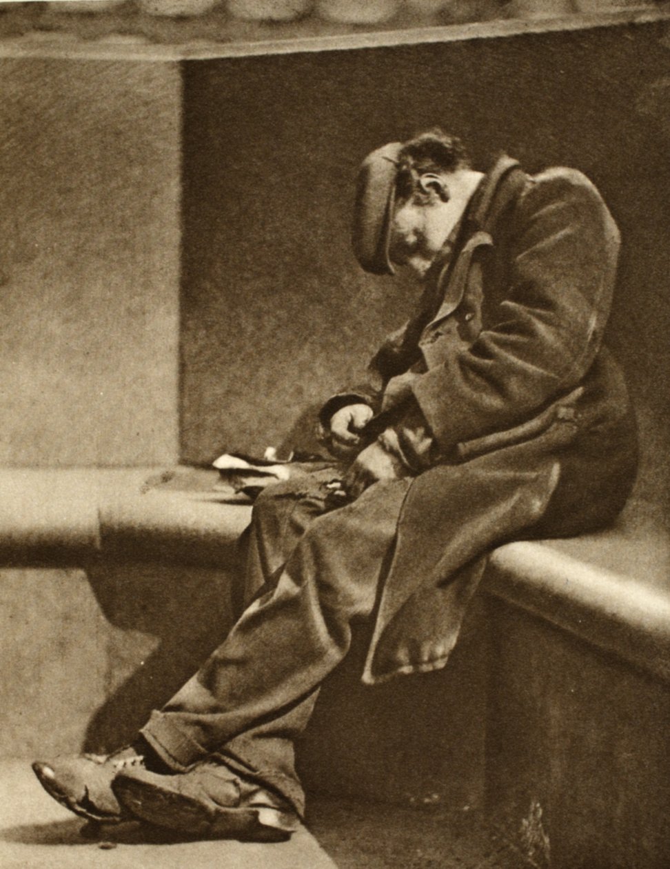 Hjemløs mann på Blackfriars Bridge, fra Wonderful London, publisert 1926-27 (fotogravure) av English Photographer