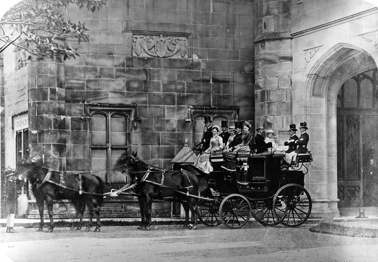 Hestetrukket buss utenfor et nygotisk herskapshjem, ca. 1870-90 av English Photographer