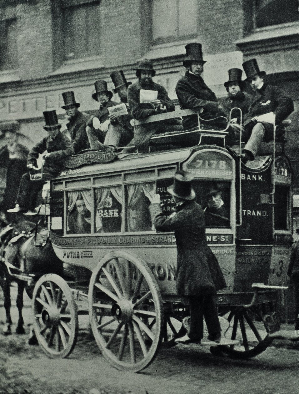 Hestetrukket omnibus fra London Bridge Railway med passasjerer, 1880 av English Photographer