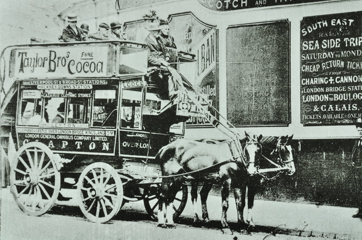 Hestetrukket omnibus med passasjerer, 1899 av English Photographer