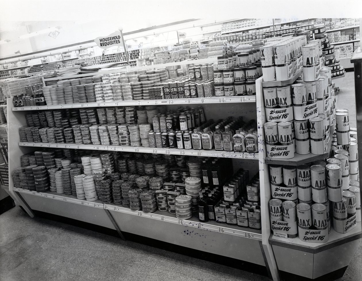 Husholdningsutstyr midtgang, Woolworths store, 1956 av English Photographer