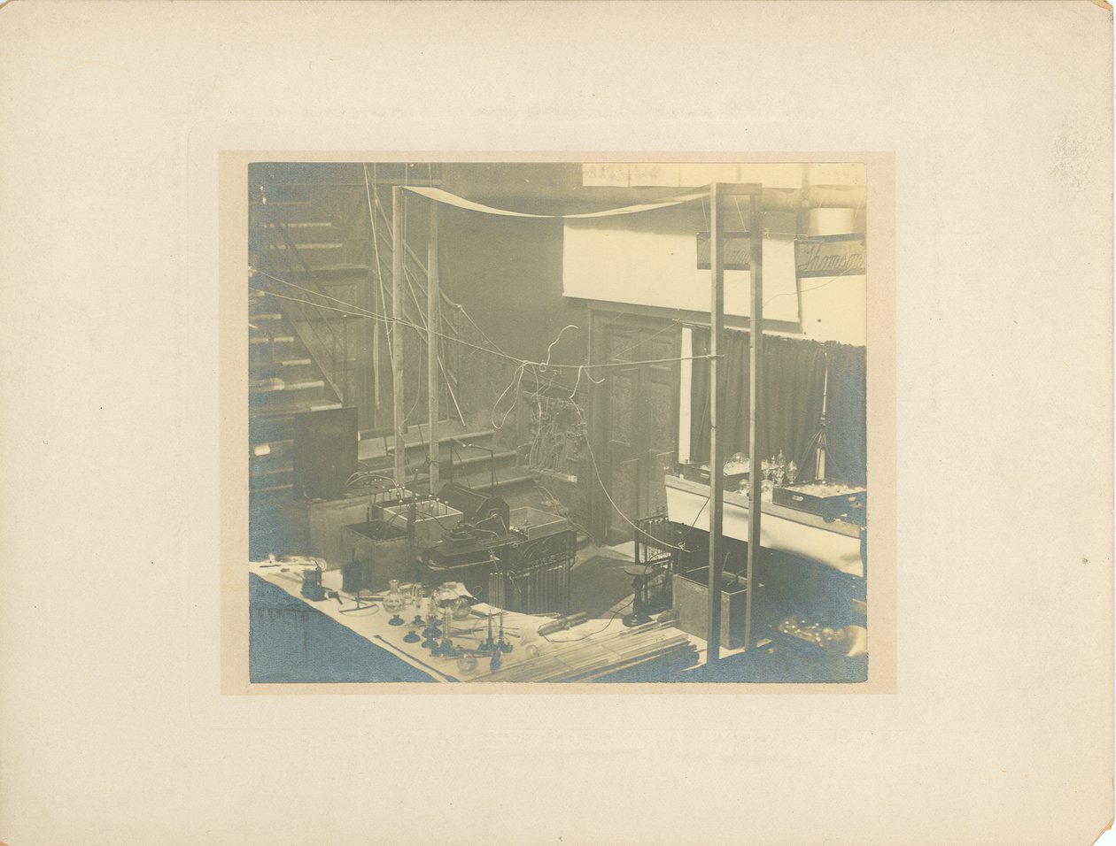 Bilde av scenen, ved Royal Institution, like før Tesla holdt sitt foredrag i 1892 av English Photographer