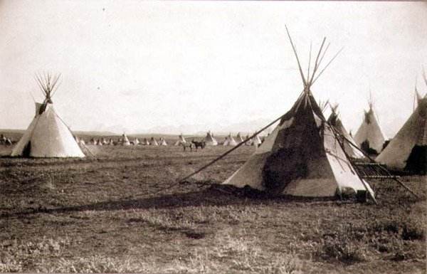 Indian Telts, fotografert av Royal Engineers on the Forty-Ninth Parallel (sepia-bilde) av English Photographer