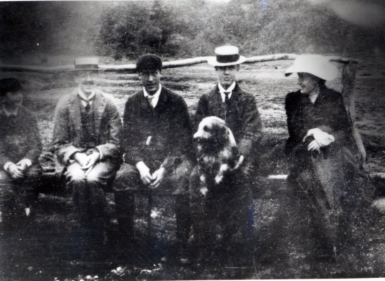 James og Lytton Strachey med Thoby, Adrian og Virginia Stephen i Fritham, Hampshire, 1901 av English Photographer