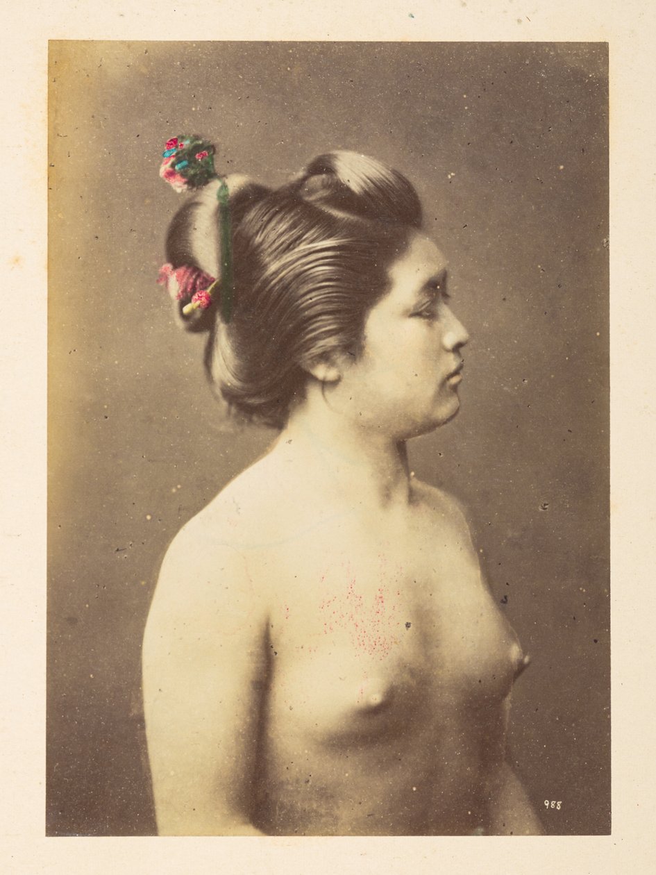 [Japansk] Jenter som bader, Halvlengde høyre profilportrett av en naken ung kvinne,  Fotograf: Ukjent  Lucas Collection: Fotografisk oversikt over verdensturneen til Charles James og Morton P, Lucas av English Photographer