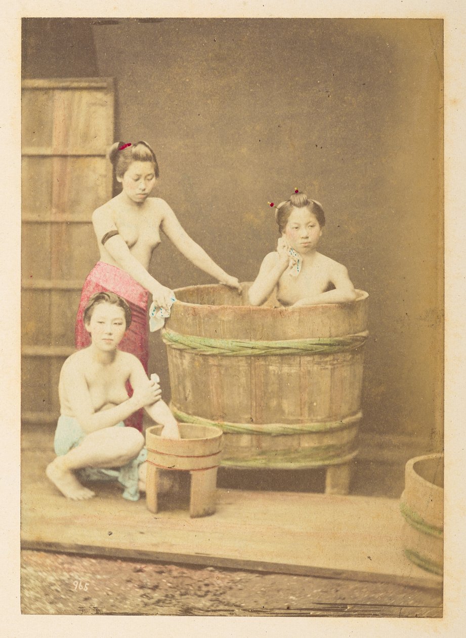 [Japansk] Jenter bader, Studio-tableau av tre halvnakne unge japanske kvinner, poserte i og rundt et sirkulært trebadekar, Fotograf: Ukjent Lucas Collection: Fotografisk oversikt over verdensturneen til Charles James og Morton P, Lucas av English Photographer