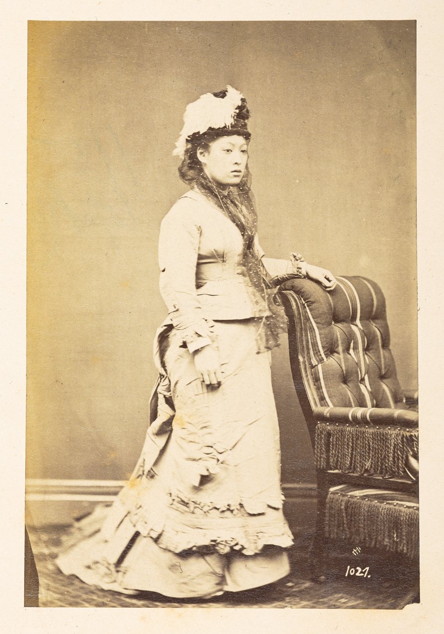 Japansk kvinne i europeisk kjole, Stående studioportrett i full lengde av en ung japansk kvinne i vestlig kjole og hatt,  Fotograf: Ukjent  Lucas Collection: Fotografisk oversikt over verdensturneen til Charles James og Morton P, Lucas av English Photographer