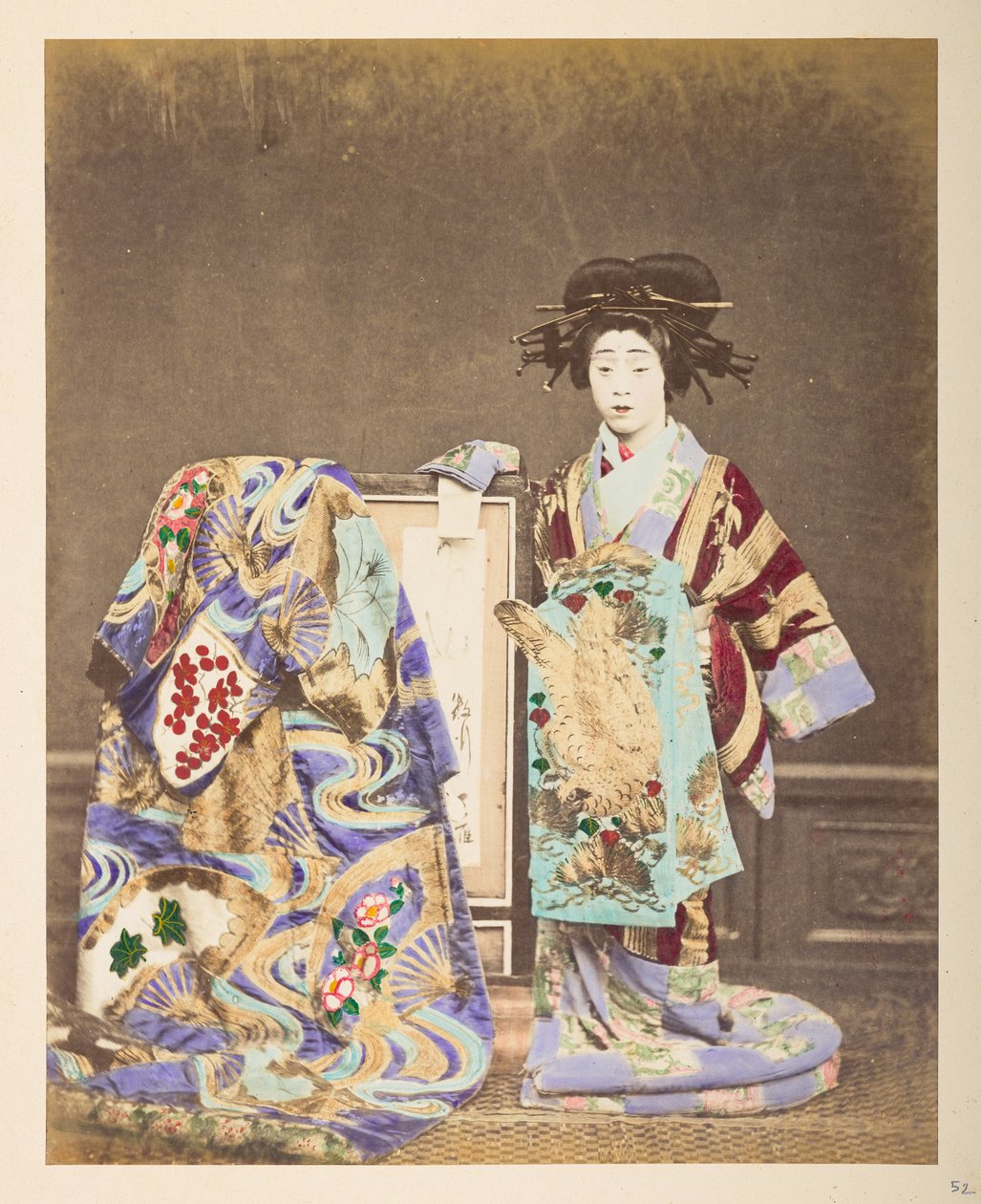 Japansk kvinne i tradisjonell kjole, ] Stående studioportrett i full lengde av en kvinne iført et forseggjort kostyme og frisyre, med en annen kappe drapert over rammen ved siden av henne, Fotograf: Ukjent Lucas Collection: Fotografisk oversikt over w av English Photographer